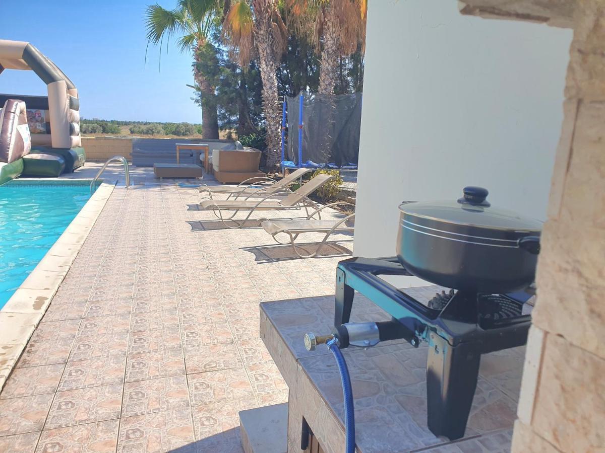 Larnaca Mansion Ideal For 3 Families Or More Экстерьер фото