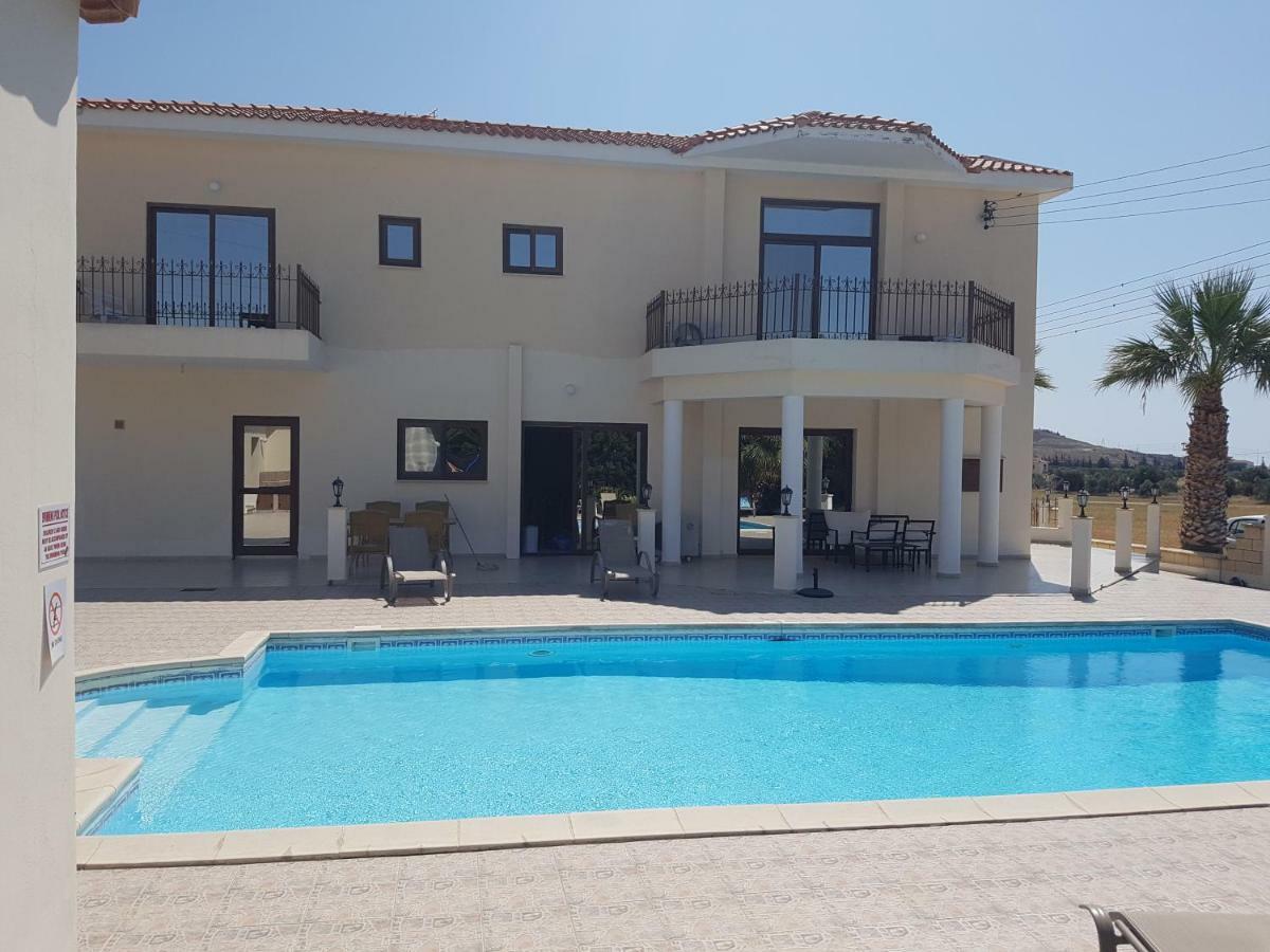 Larnaca Mansion Ideal For 3 Families Or More Экстерьер фото