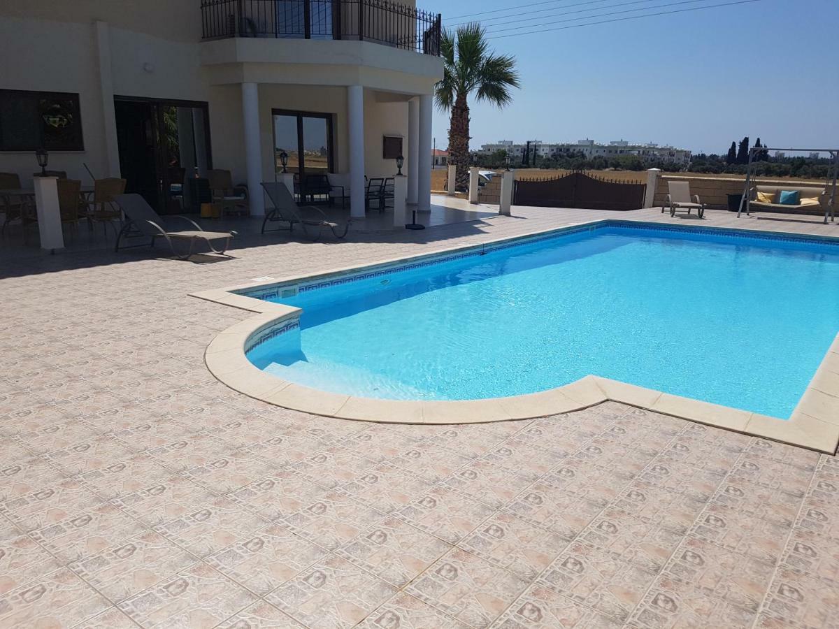 Larnaca Mansion Ideal For 3 Families Or More Экстерьер фото