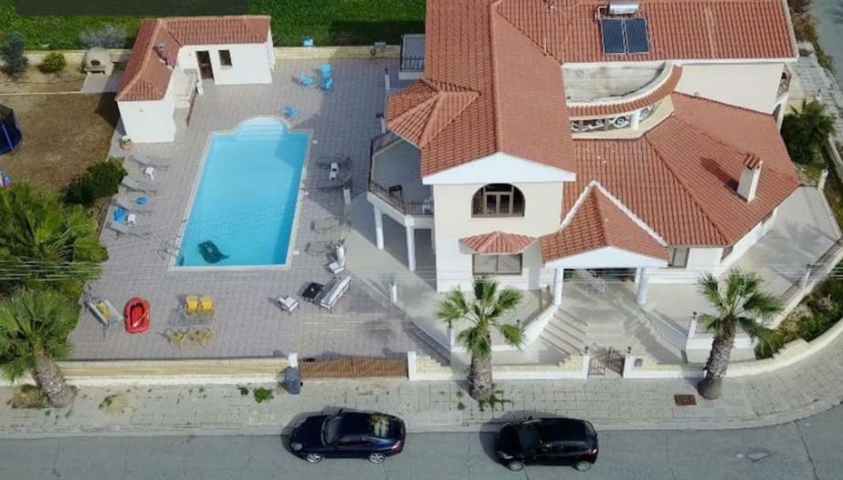 Larnaca Mansion Ideal For 3 Families Or More Экстерьер фото